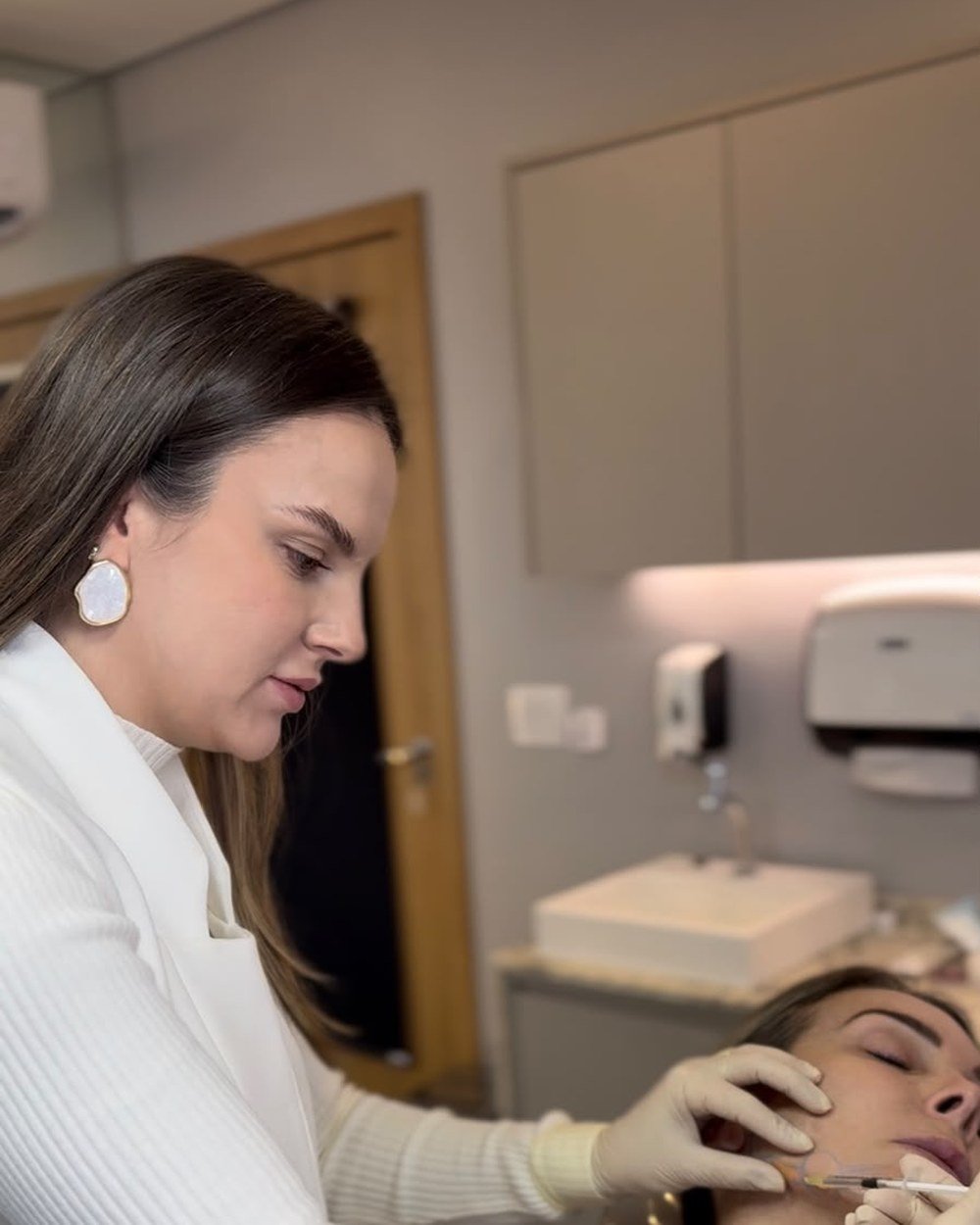Jéssica Lapinski realizando um procedimento estético em uma paciente